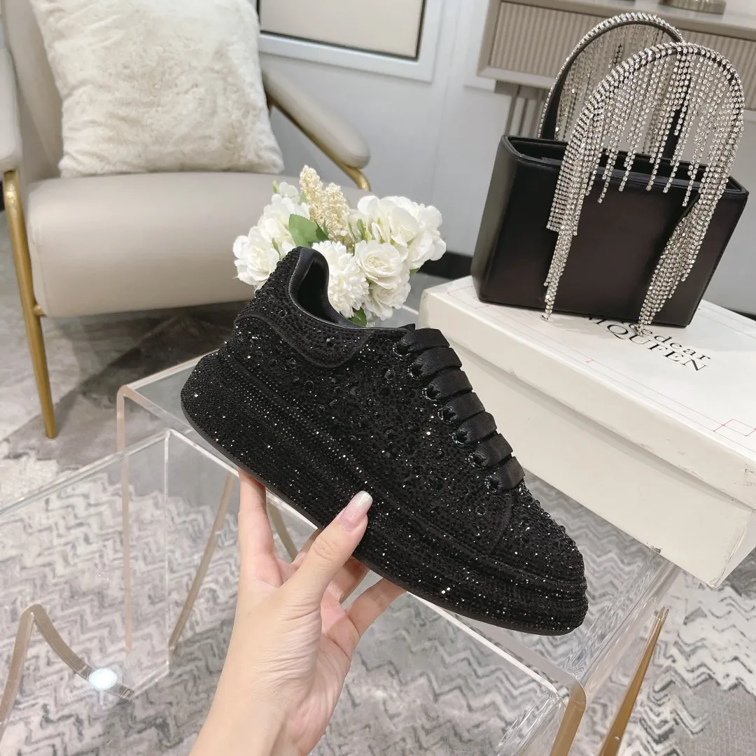 👟👟Ex-factory price 560👟👟 Men's size +10 2025SS McQueen crystal inlaid large and small diamond casual shoes counter original 1:1 production Fabric: imported silk velvet + imported Czech diamonds Lining: sheepskin lining Code number: 35-41 Male 39/44